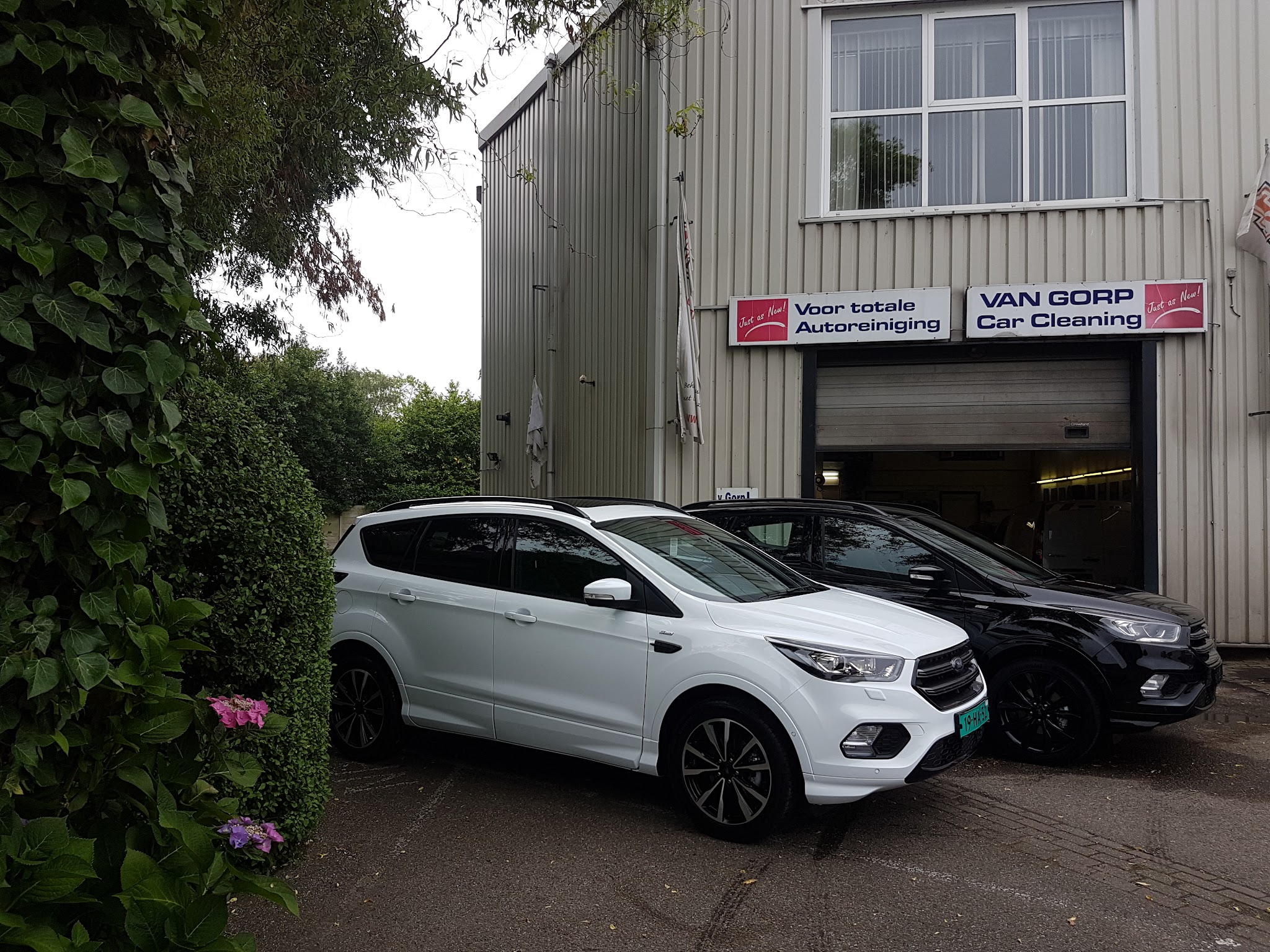 Twee pas gewassen auto's voor de zaak van Van Gorp Carcleaning in Roosendaal